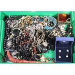 A quantity of vintage and other costume jewellery etc