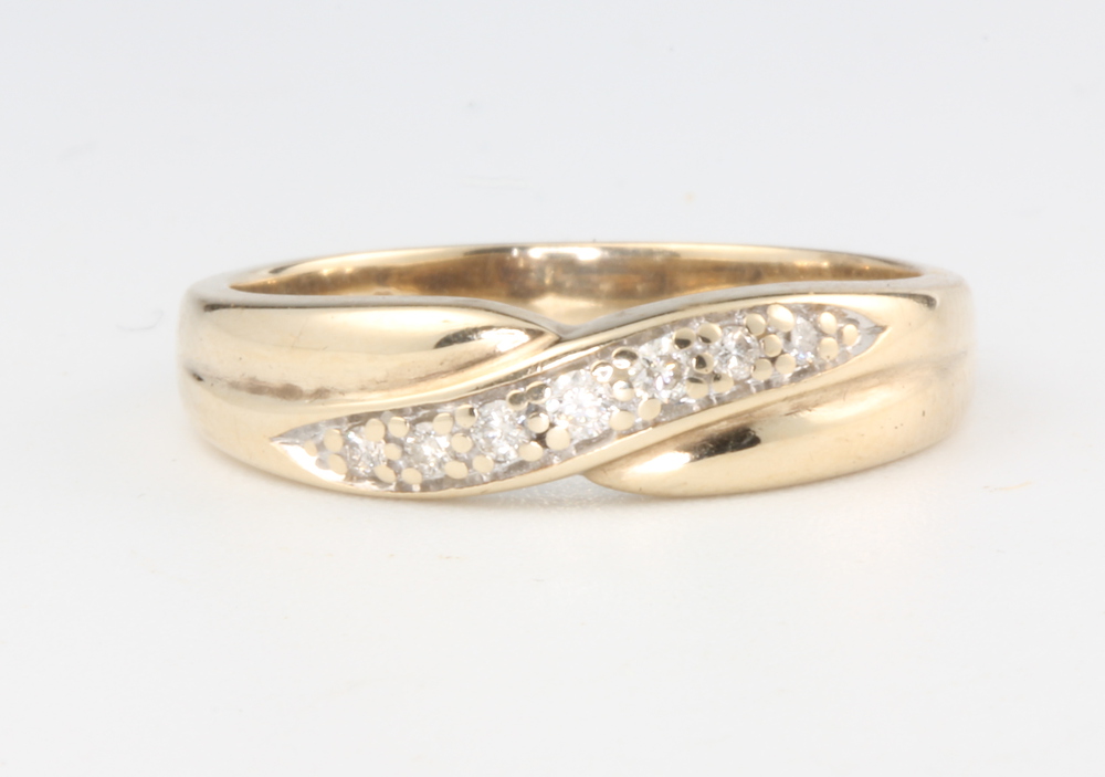 A 9ct yellow gold diamond ring 2.7 grams, size P