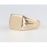 A gentleman's 9ct yellow gold signet ring size U, 8.4 grams