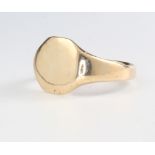 A 9ct yellow gold signet ring, 3.4 grams, size I