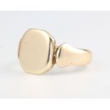 A gentleman's 9ct yellow gold signet ring size R, 4.2 grams