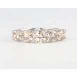 An 18ct white gold 5 stone diamond ring approx 1.68ct, colour J/K, clarity SI1/SI2, size N, 4.1