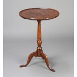 A Georgian circular oak wine table with dish top raised on turned and tripod supports 70cm h x