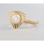 A 9ct yellow gold pearl ring, 2.5 grams, size O
