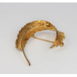 A 9ct yellow gold leaf brooch 9.7 grams