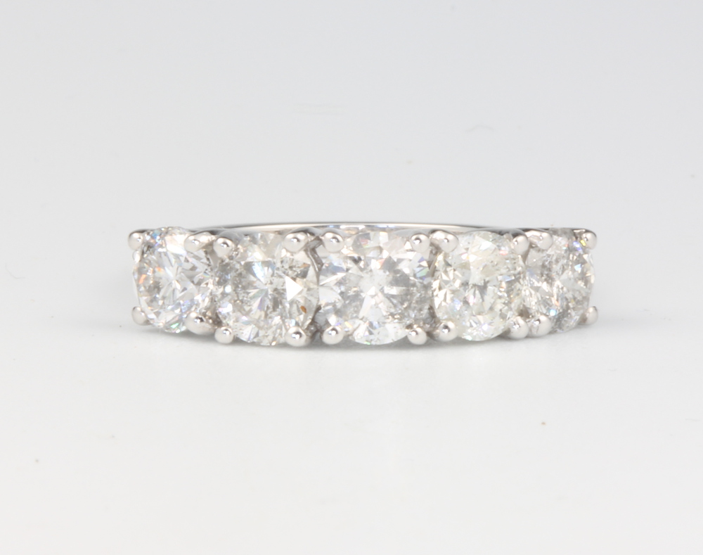 An 18ct white gold 5 stone diamond ring approx. 2.85ct, size N, 3.7 gramsThis ring is modern and