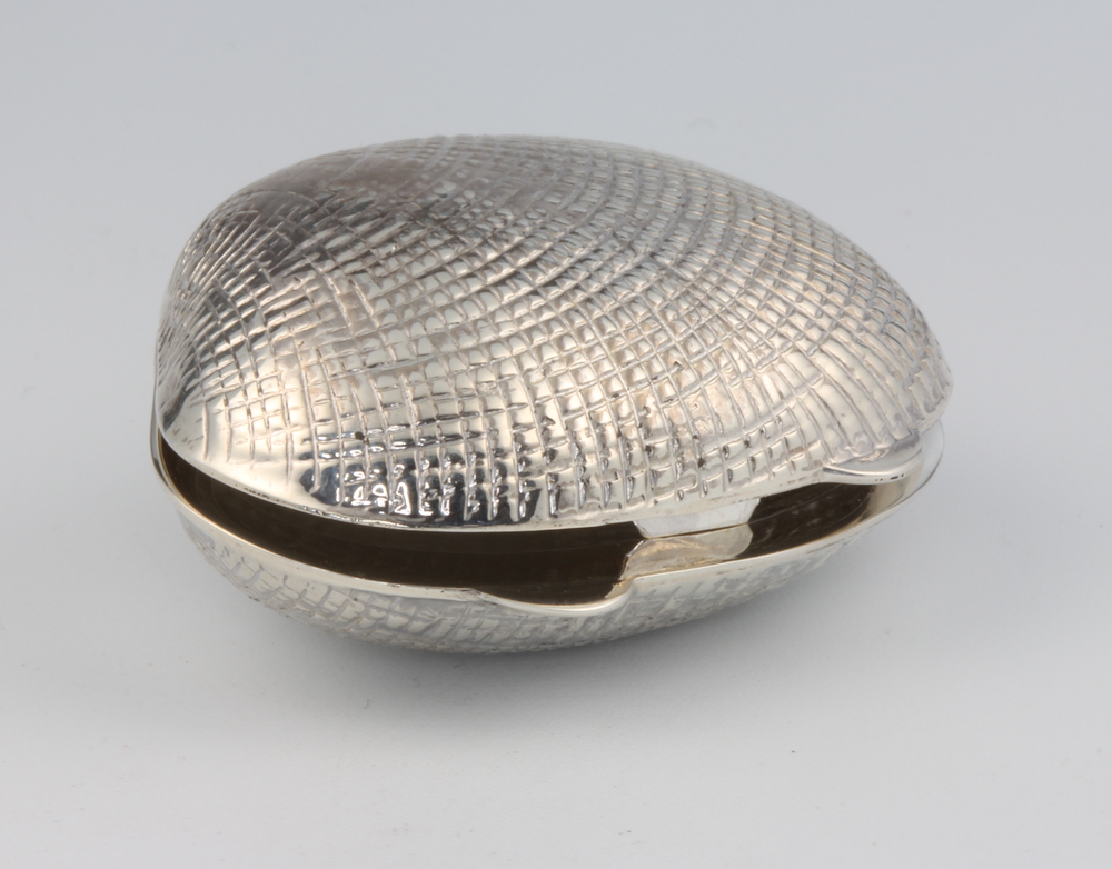 A 925 standard silver shell shaped box 16 grams, 3cm