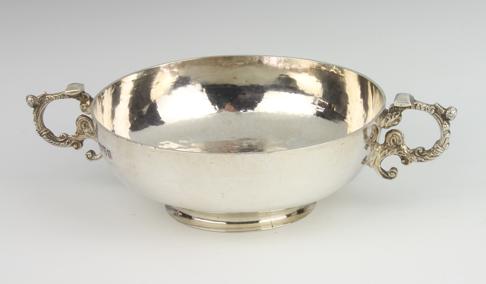 An Edwardian silver hammer pattern 2 handled quaich with coin set base Chester 1901, 19cm, 246 grams