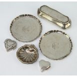 A sterling silver shell dish 4cm, 2 heart shaped pill boxes, a trinket box and 2 trays, 162 grams