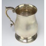 A Georgian design silver baluster mug with S scroll handle, Birmingham 1942, 342 grams, 14cm