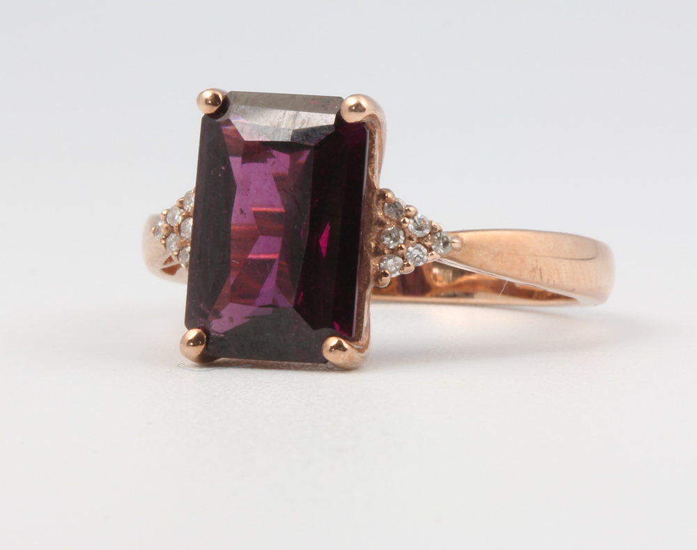 A 9ct yellow gold garnet dress ring 4 grams, size O