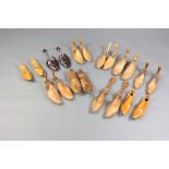 9 pairs of 19th/20th Century beech shoe trees together with a 1930's brown Bakelite ditto (f)