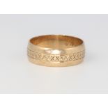 A 9ct yellow gold engraving wedding band, size S, 4.5 grams