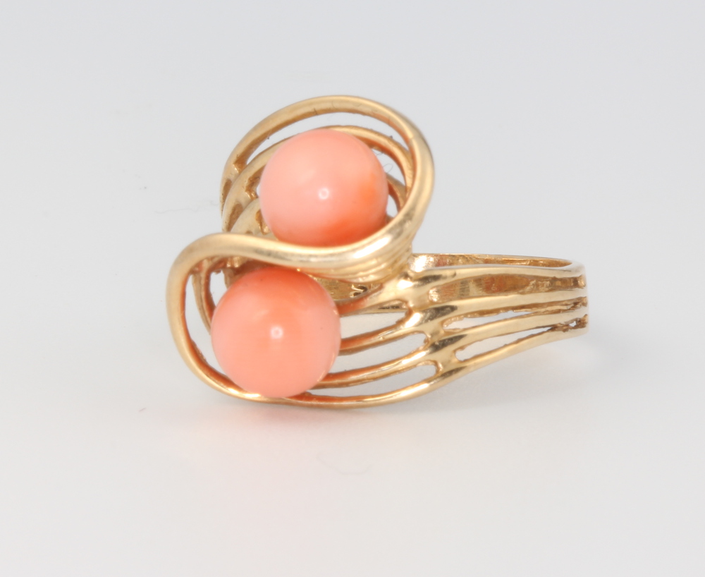 A 14ct yellow gold carved coral crossover ring, size M, 4.2 grams