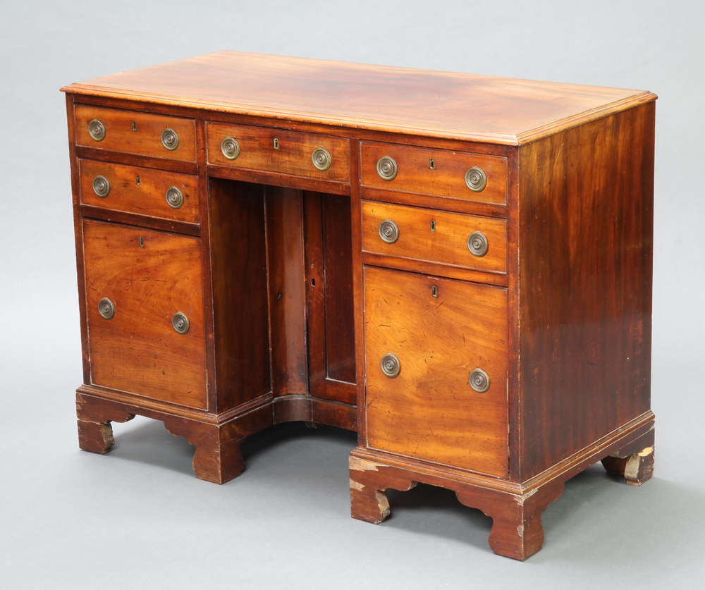 A 19th Century mahogany pedestal dressing table fitted and arrangement of 5 drawers, the pedestal