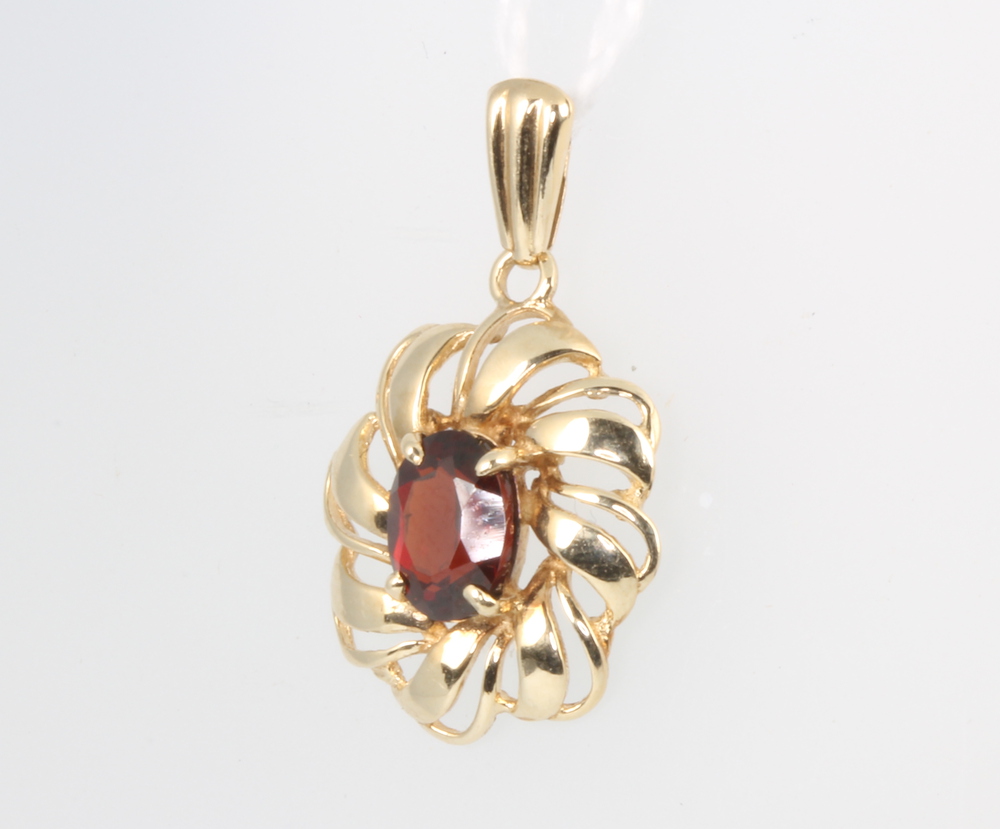 A 9ct yellow gold garnet pendant 20mm, gross weight 1.4 grams