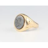 A gentleman's 9ct yellow gold carved onyx signet ring 4.9 grams, size N
