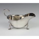 An Edwardian silver sauce boat with pad feet and scroll handle, Sheffield 1909, 118 grams