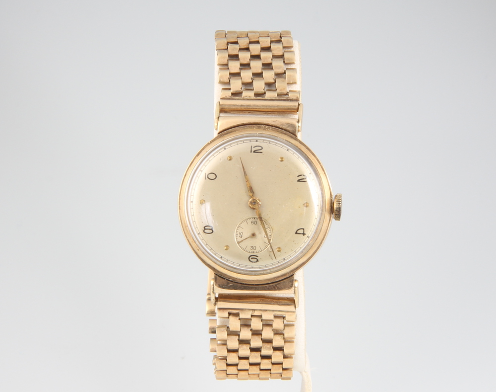 A gentleman's 9ct yellow gold wristwatch with seconds at 6 o'clock, contained in a 30mm case on a