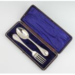 A cased lily pattern silver fork and spoon, Sheffield 1915, 78 grams