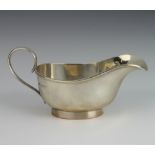 A silver sauce boat of plain form Birmingham 1921, 98 grams