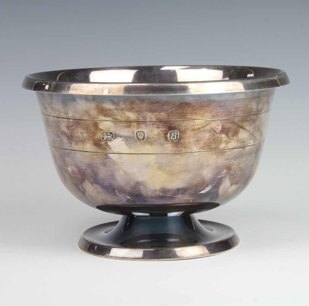 A Silver pedestal bowl with applied floral decoration, retailed by Aspreys London 1976, 584 grams,