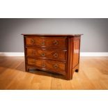 A MAHOGANY SERPENTINE SHAPED CHEST OF DRAWERS