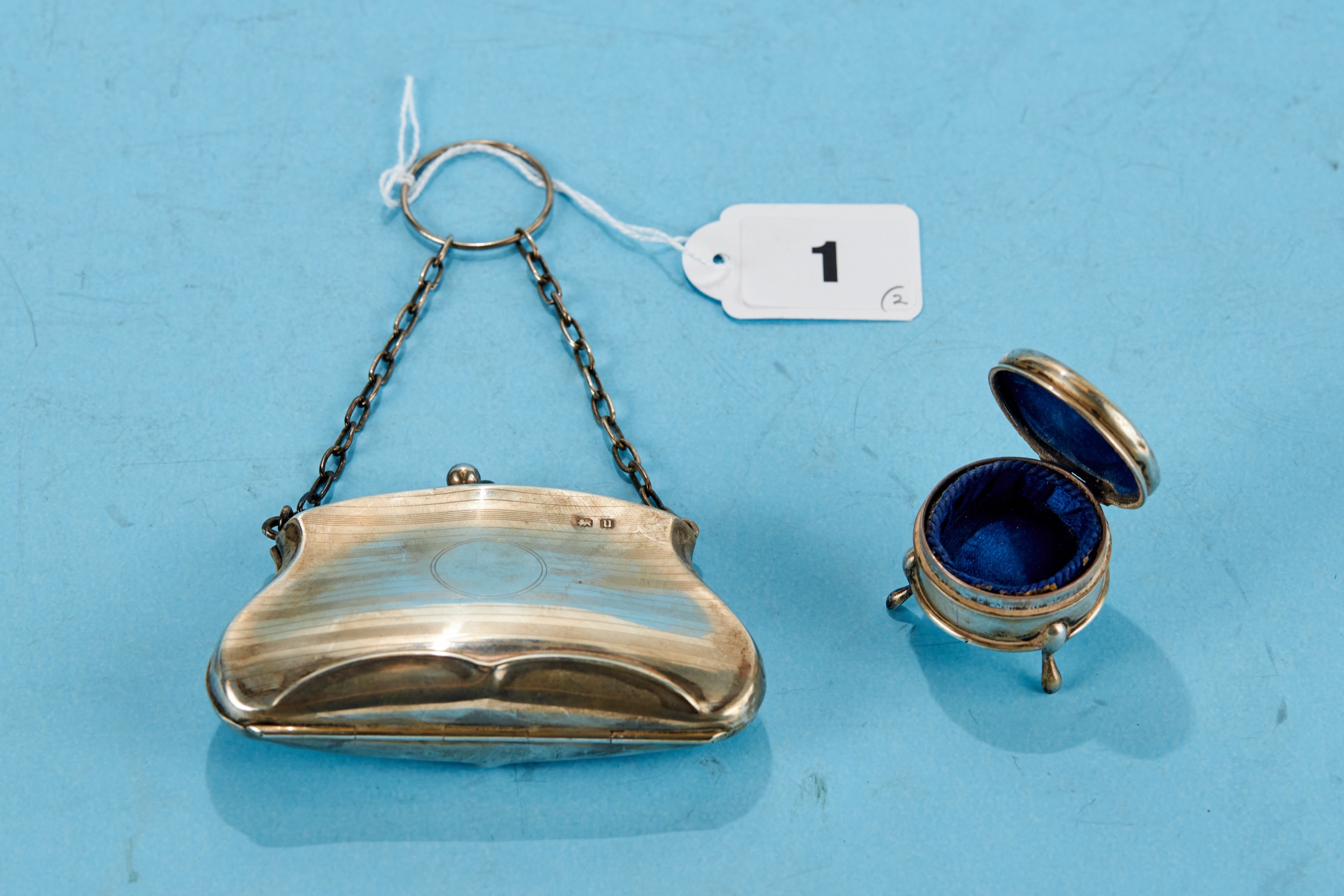 A GEORGE V LADY'S SILVER EVENING PURSE of shaped outline with a chain handle,