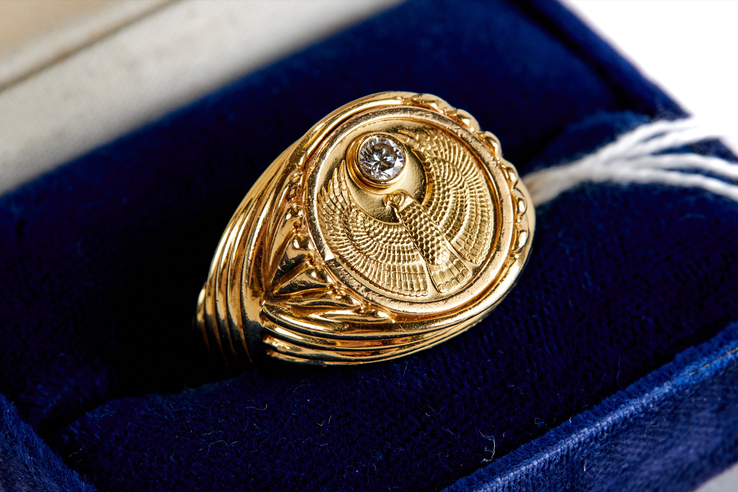 A GENTS 18CT YELLOW GOLD EAGLE MOTIF RING set with a single diamond, size Y, stamped 18k.750,