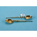 A PAIR OF EDWARDIAN SILVER GILT REPLICA ANOINTING SPOONS with engraved bowls, maker: E&Co Ltd,