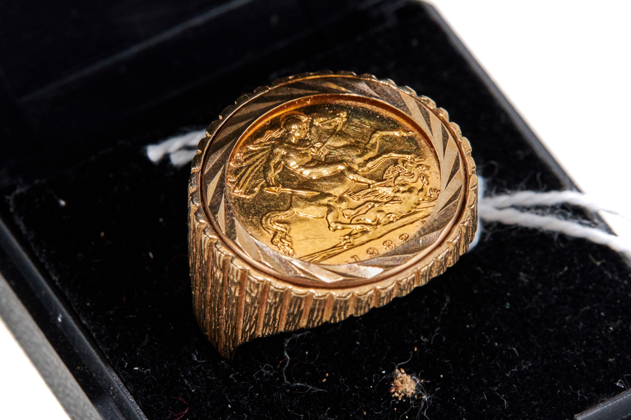 A GENTS GOLD 1982 HALF SOVEREIGN RING, 9ct gold mount, approximately 9.4 grams, size W.