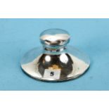 A GEORGE V CIRCULAR SILVER CAPSTAN INKWELL, hinged lid and glass liner, maker: SB&S LTD,