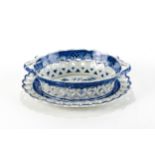 AN EARLY 19TH CENTURY BLUE AND WHITE PEARLWARE OVAL PIERCED CHESTNUT BASKET, willow pattern with