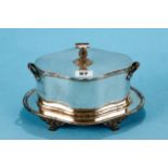A GOOD QUALITY EDWARDIAN SILVER PLATED BISCUIT BOX of shaped outline with integral base raised on