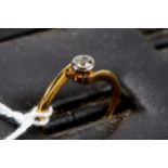 AN 18CT YELLOW GOLD SOLITAIRE DIAMOND RING, size N, approximately 3.4 grams.