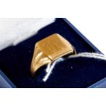 A GENTS 18CT YELLOW GOLD SIGNET RING, engraved "WR" initials, maker: HG&S, approximately 5.8