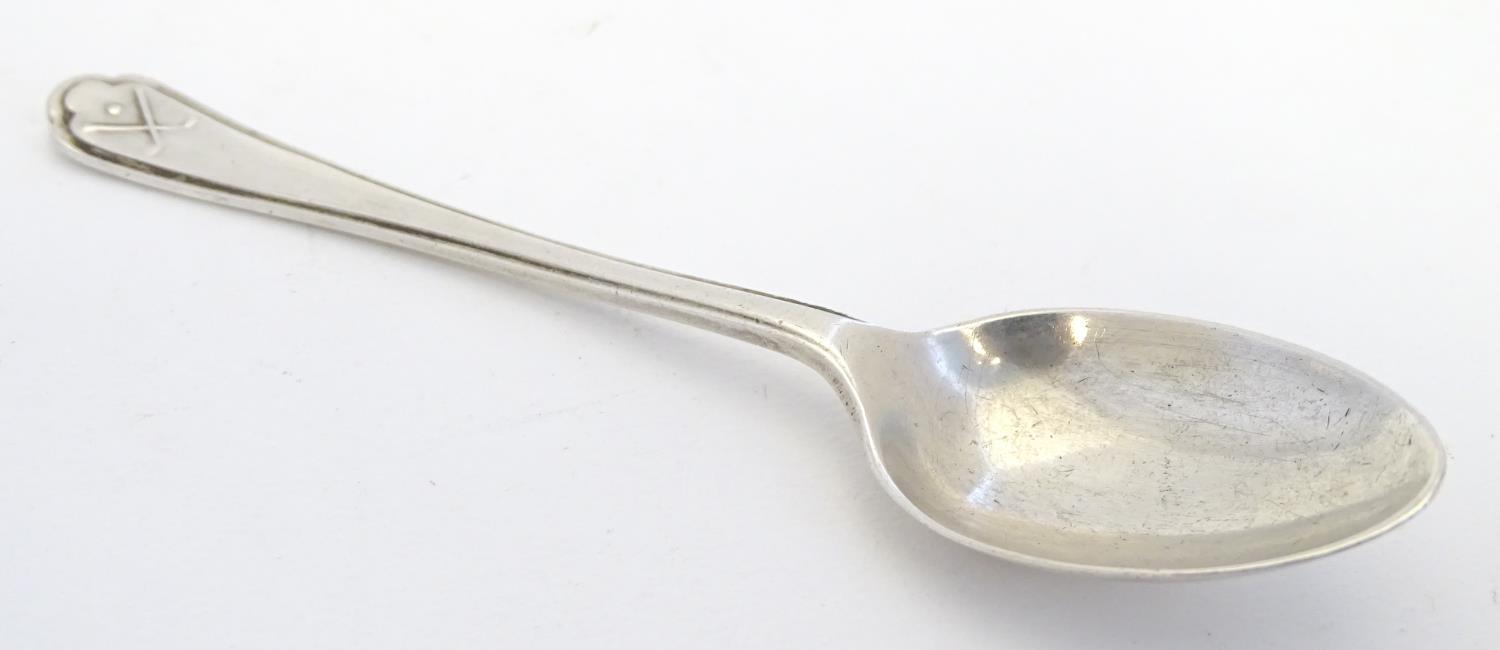 A silver teaspoon with crossed gold club and ball decoration to handle. Hallmarked Chester 1933 - Image 3 of 7