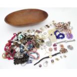 A quantity of costume jewellery Please Note - we do not make reference to the condition of lots
