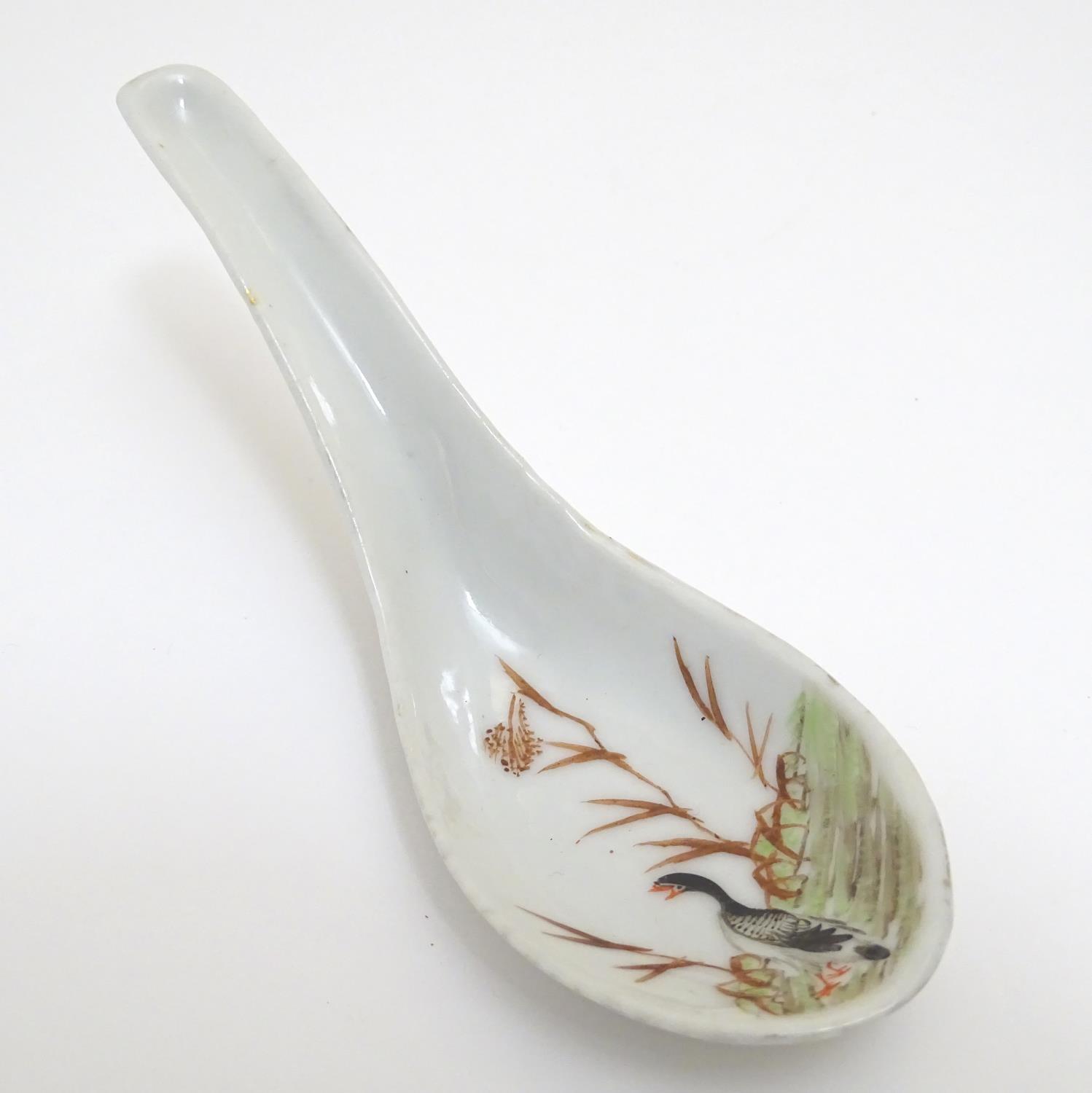 A Chinese rice / soup spoon with hand painted decoration depicting a goose / bird in a wetland - Image 3 of 4