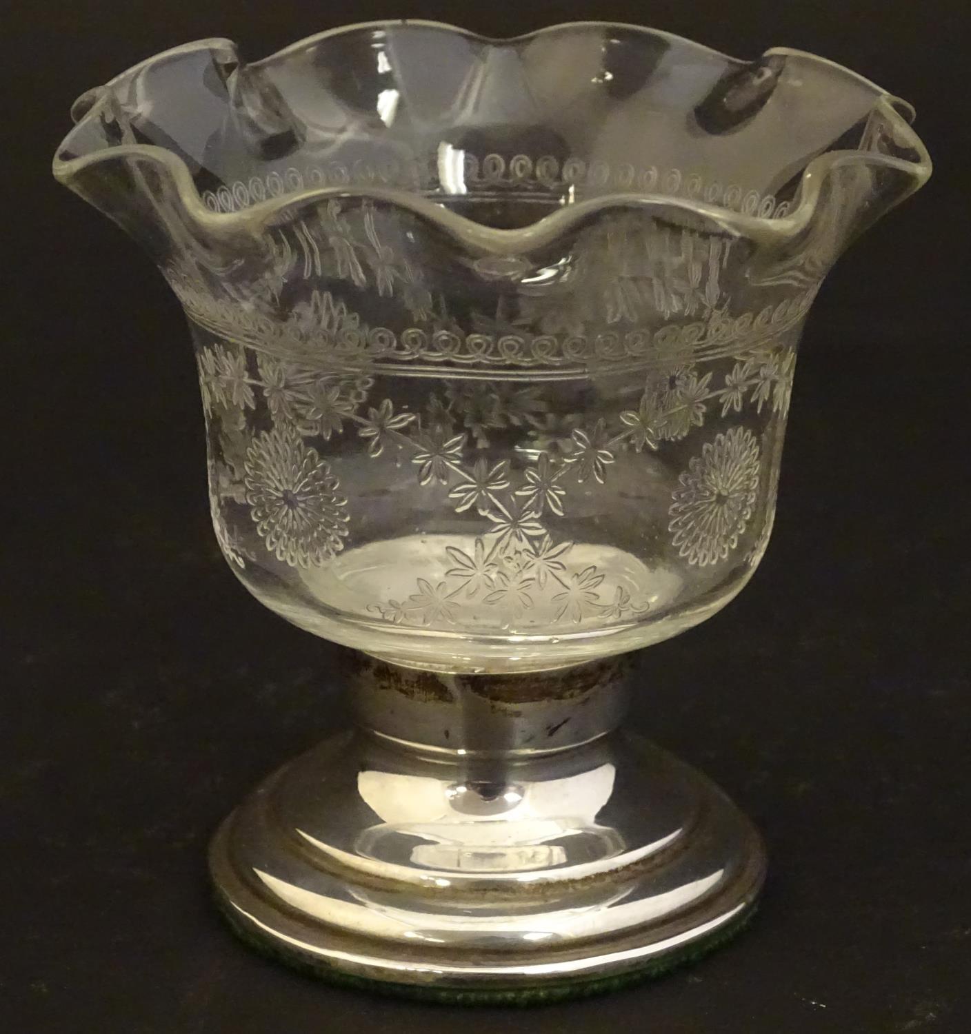 An early 20thC small glass dish with etched decoration and flared rim, on a silver pedestal base - Image 3 of 7