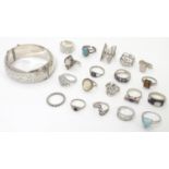Assorted jewellery to include a silver bangle, hallmarked Birmingham 1962, maker Bracelon Ltd.