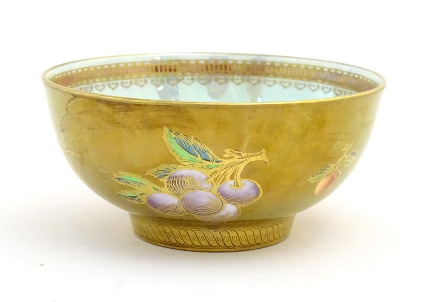 A Wedgwood lustre ware bowl with hand painted fruit decoration with gilt highlights. Approx. 2 1/ - Image 3 of 8