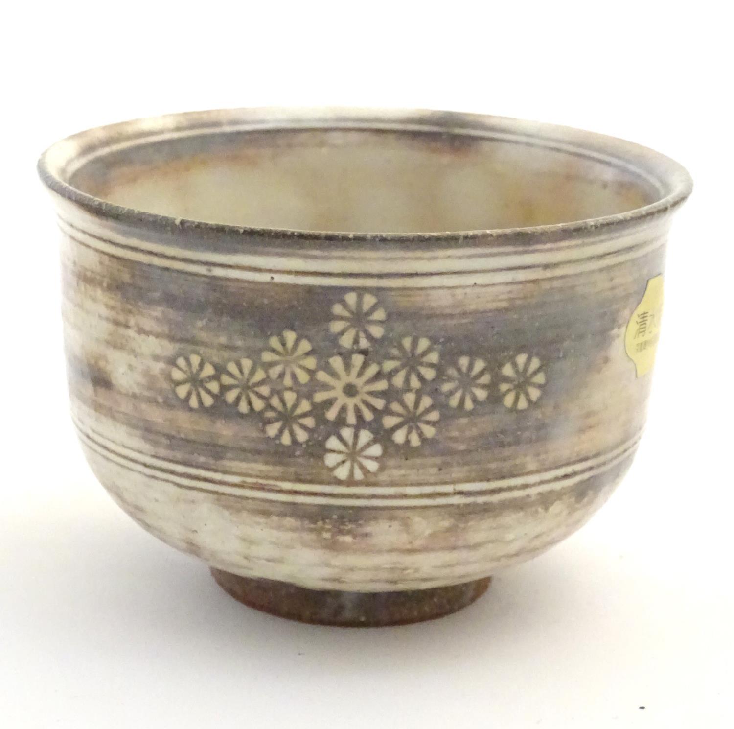 A set of five Japanese chawan / tea bowls decorated with flowers in the Mishima style. Impressed - Image 11 of 11