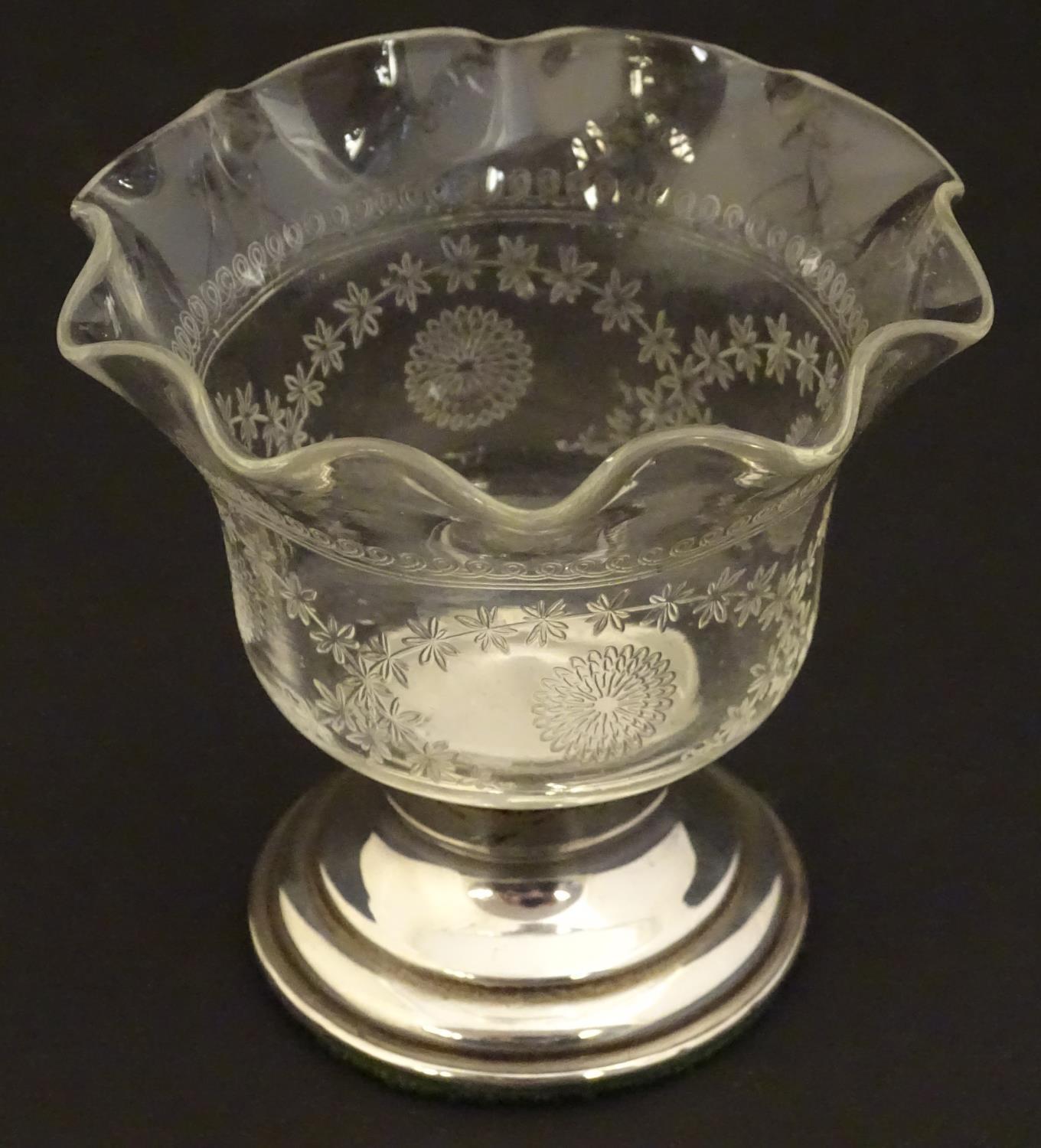 An early 20thC small glass dish with etched decoration and flared rim, on a silver pedestal base - Image 4 of 7