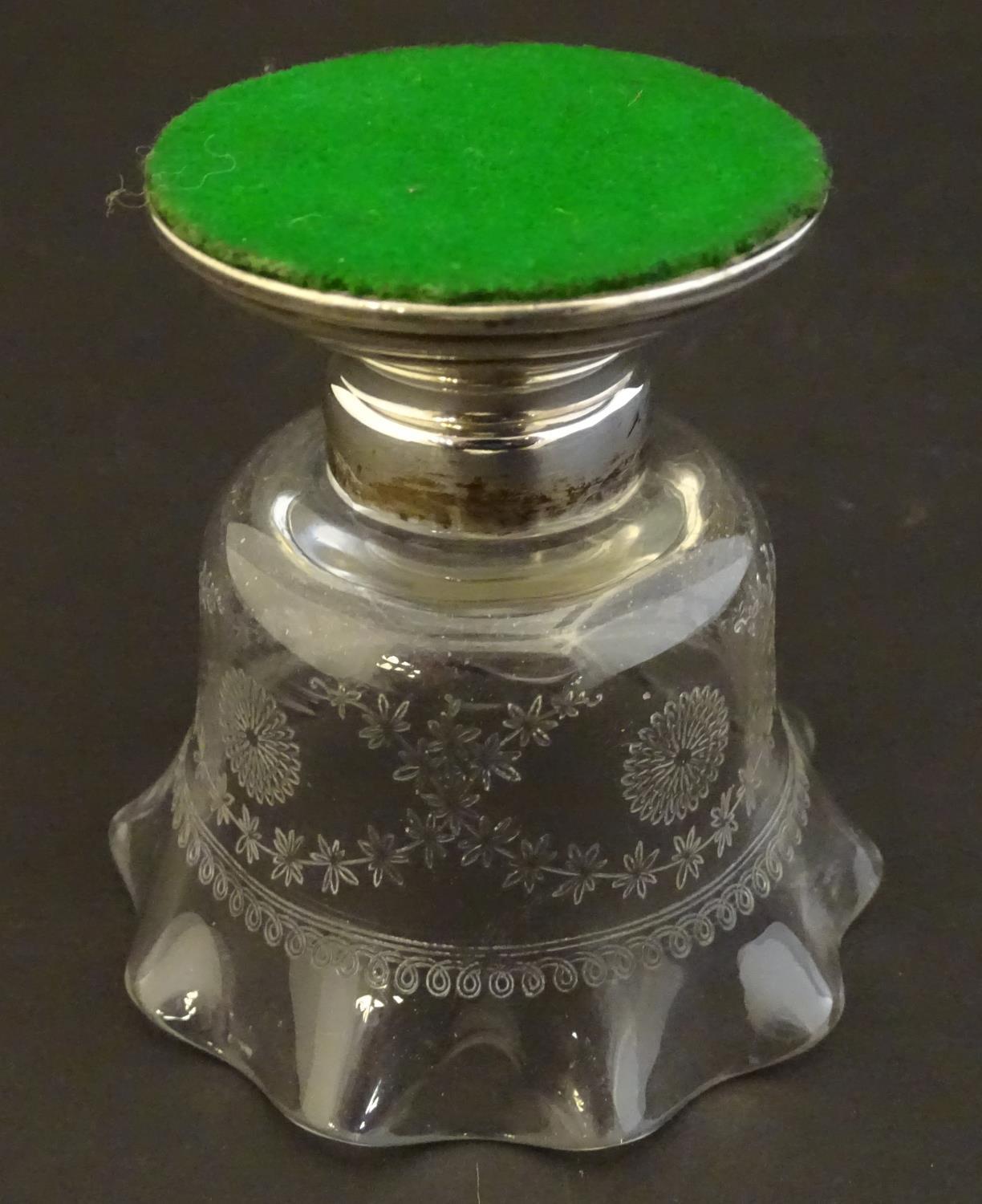 An early 20thC small glass dish with etched decoration and flared rim, on a silver pedestal base - Image 7 of 7