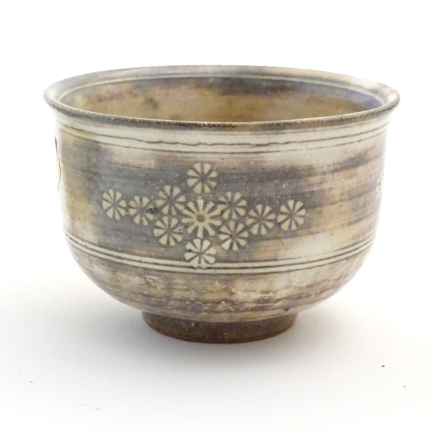 A set of five Japanese chawan / tea bowls decorated with flowers in the Mishima style. Impressed - Image 9 of 11