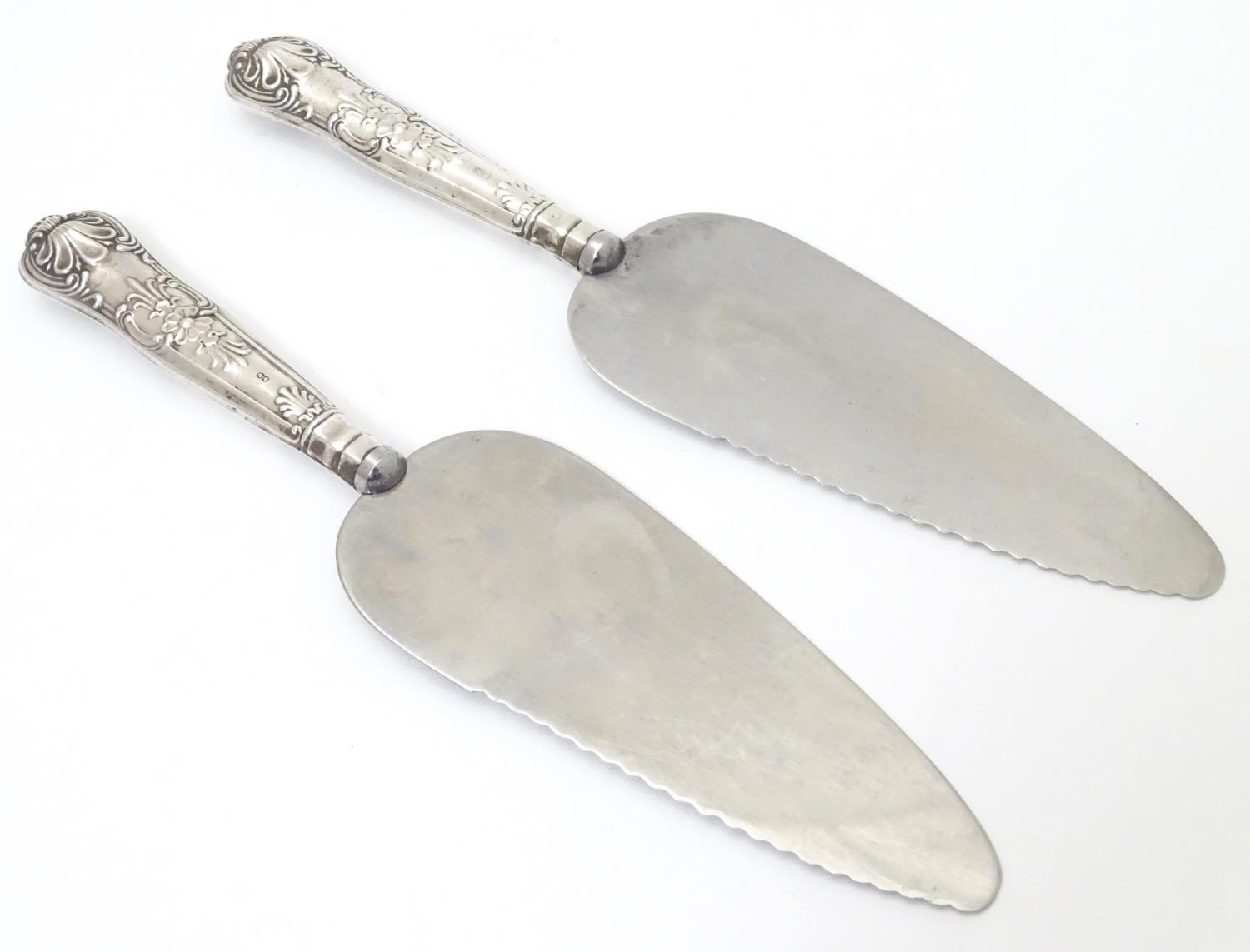 Two silver handled Kings pattern ' pie servers ' . Approx 10" long Please Note - we do not make - Image 4 of 6
