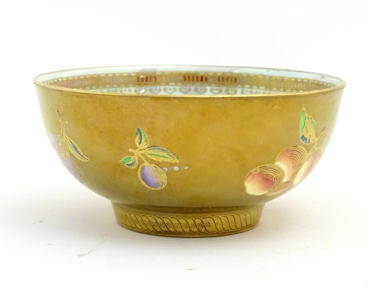 A Wedgwood lustre ware bowl with hand painted fruit decoration with gilt highlights. Approx. 2 1/ - Image 5 of 8