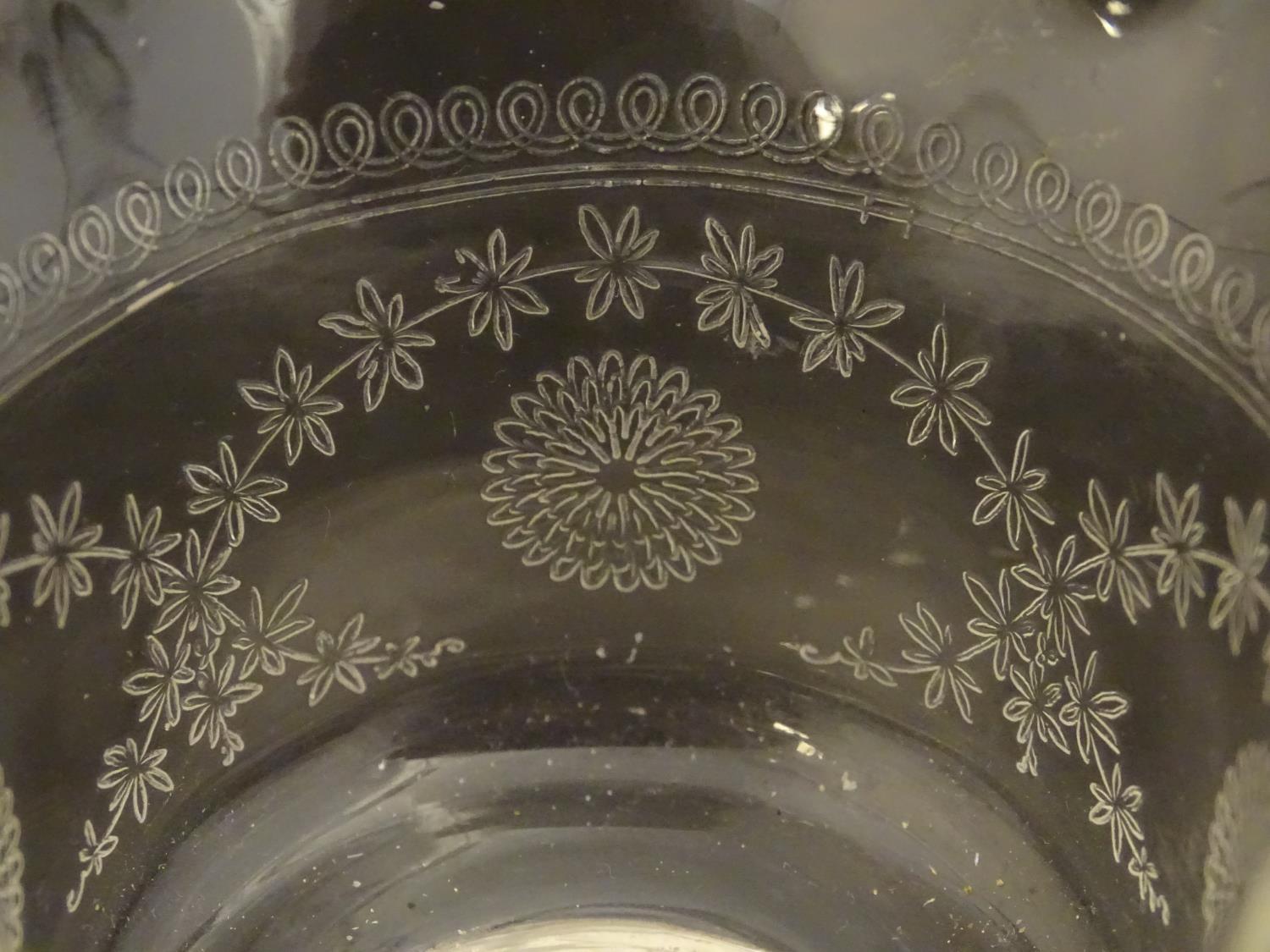 An early 20thC small glass dish with etched decoration and flared rim, on a silver pedestal base - Image 5 of 7