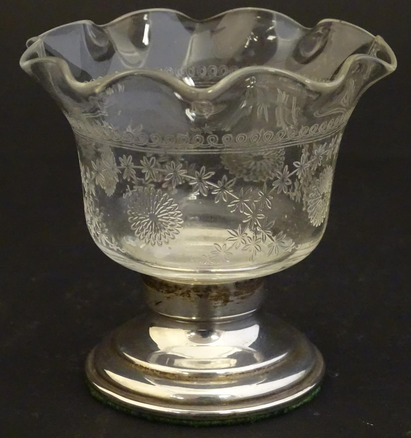 An early 20thC small glass dish with etched decoration and flared rim, on a silver pedestal base - Image 2 of 7